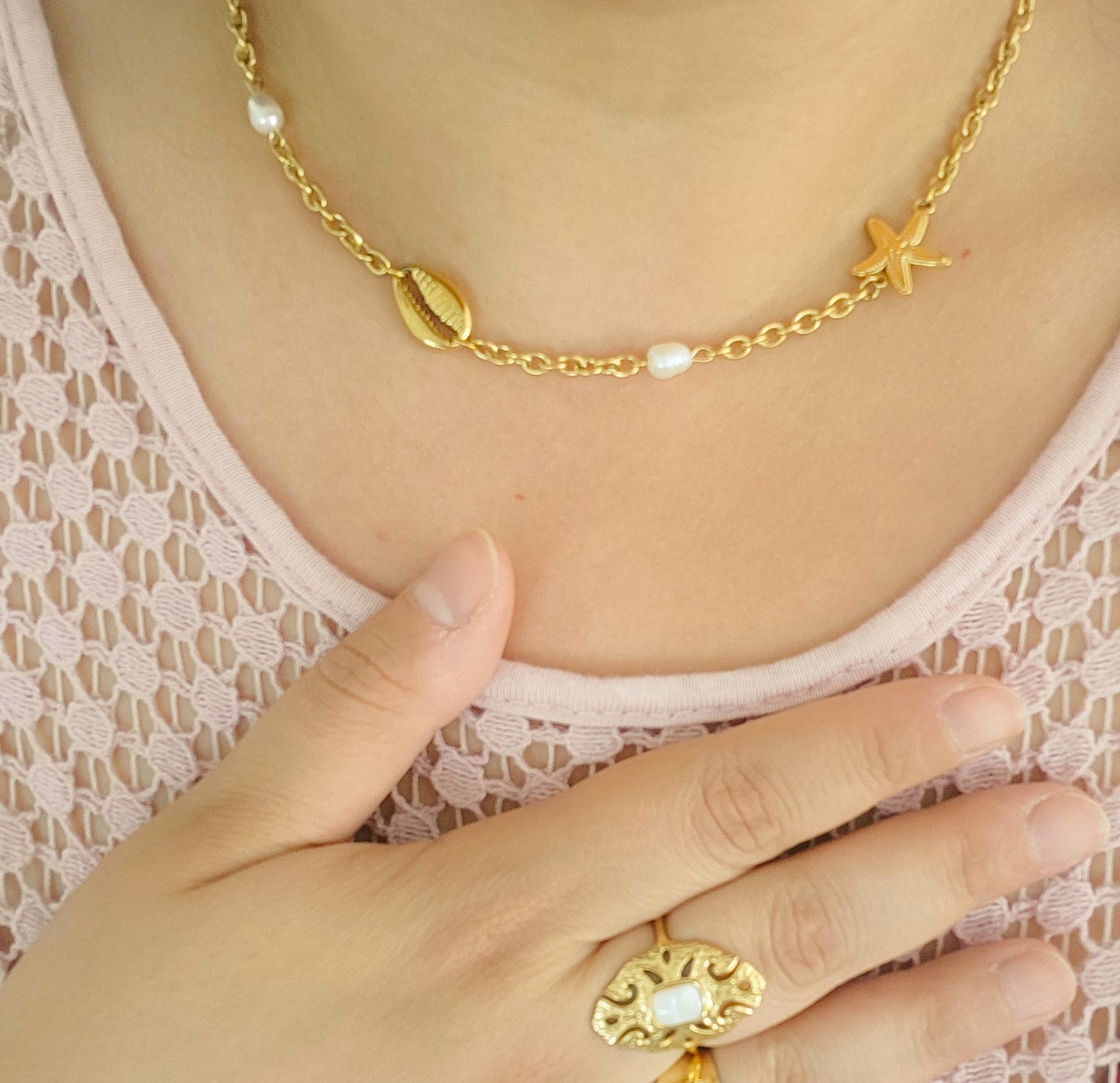 Le collier court coquillage et crustacé