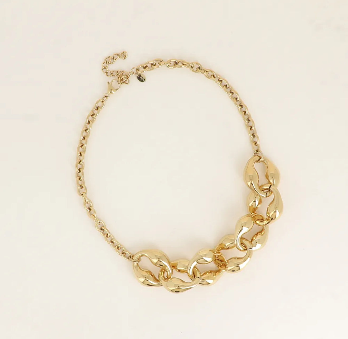 Le collier SAMIA - ANNEAUX TYPE GRAINS DE CAFE