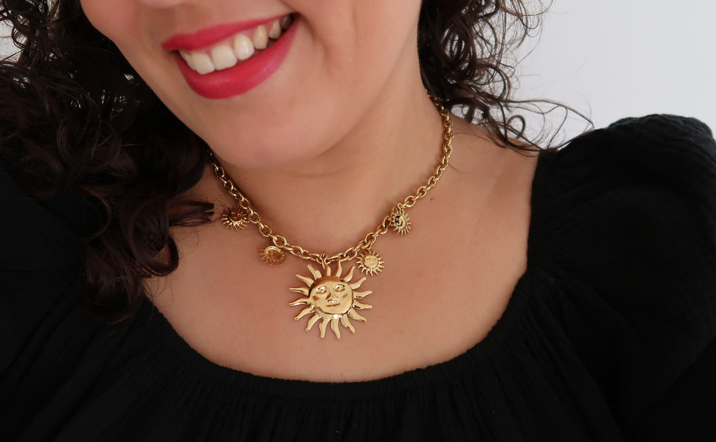 Le collier "charm soleil" doré en acier inoxydable