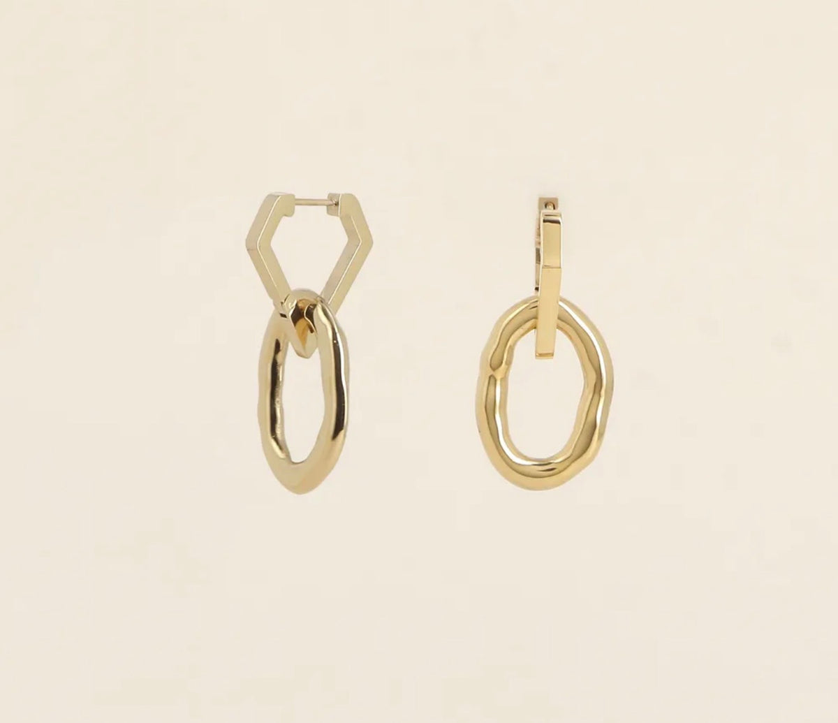 Les boucles d'oreilles RAVEN