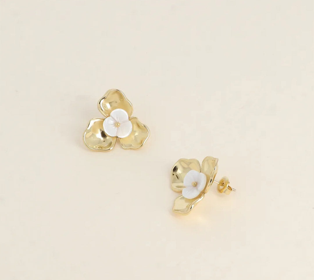 Les boucles d'oreilles FLORA