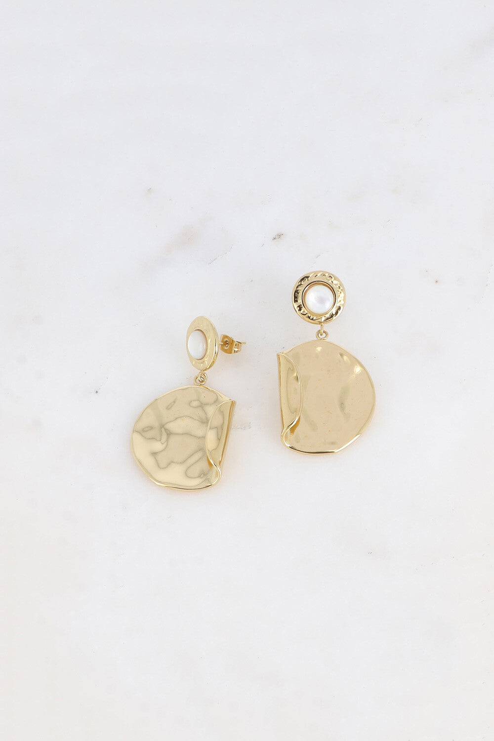 Les boucles d'oreilles "Aurora" en nacre