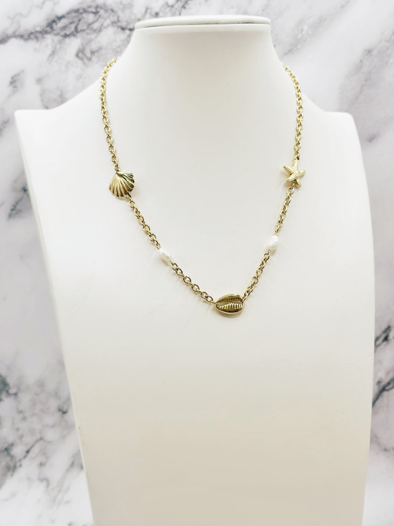Le collier court coquillage et crustacé