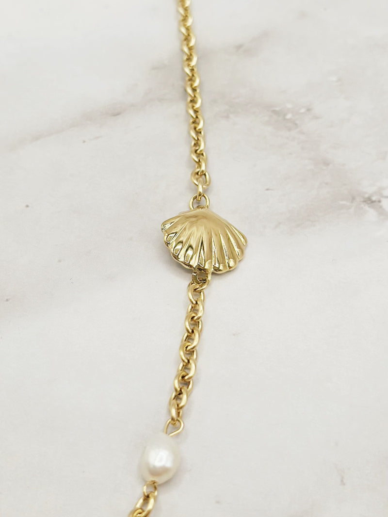 Le collier court coquillage et crustacé