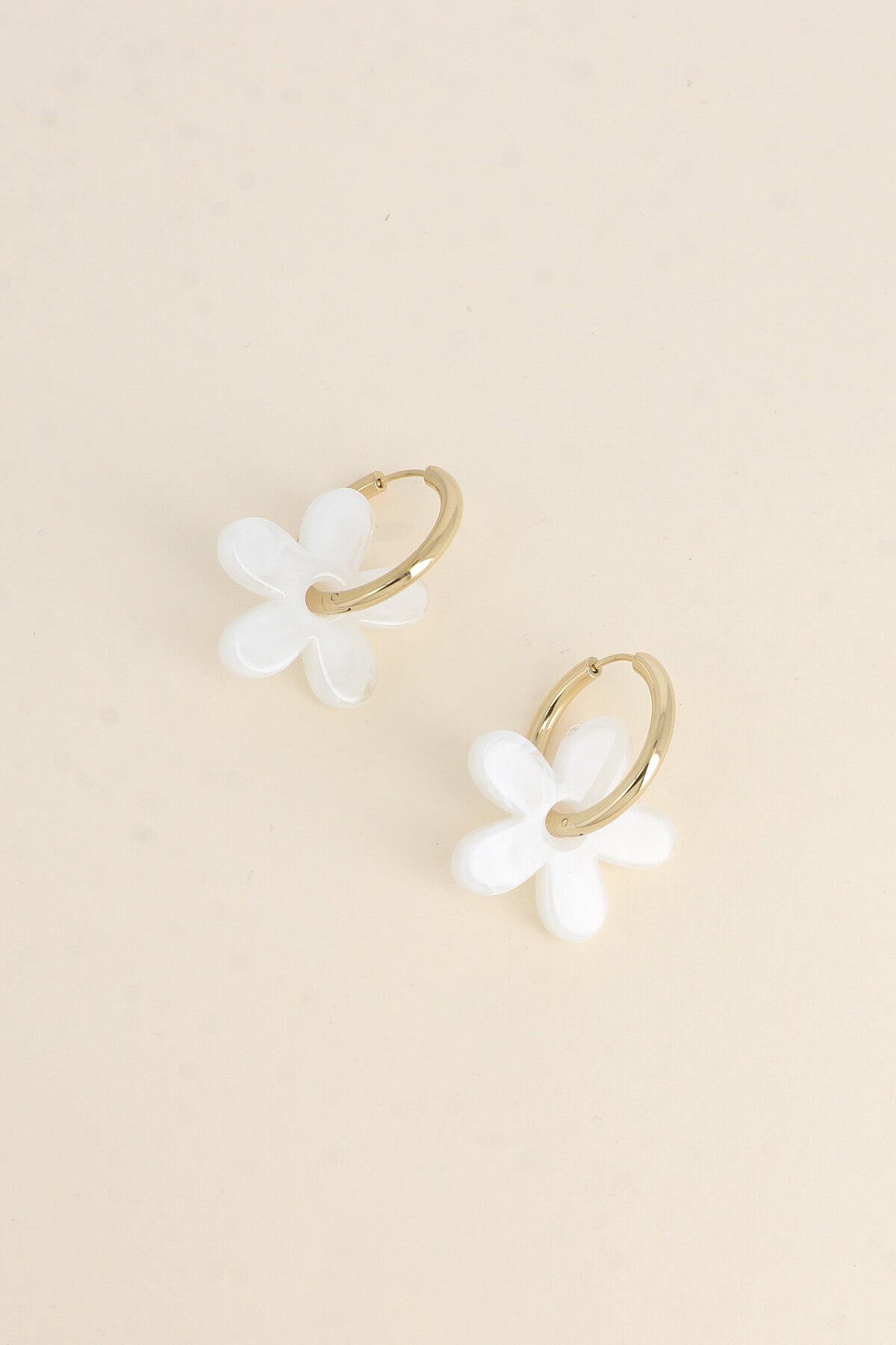 Les créoles "fleur" blanches