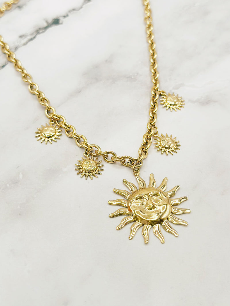 Le collier "charm soleil" doré en acier inoxydable