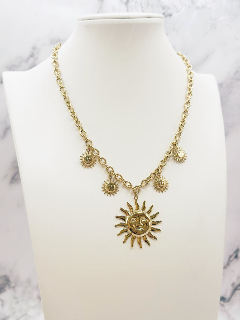 Le collier "charm soleil" doré en acier inoxydable