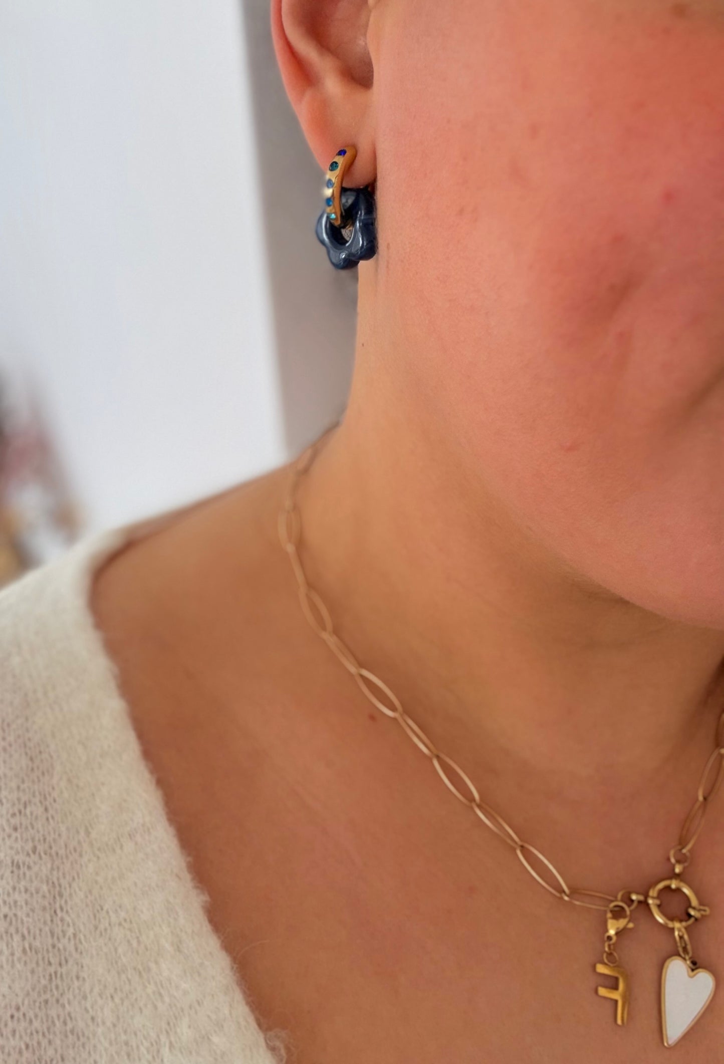 Les boucles d'oreilles OREVA
