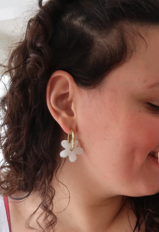 Les créoles "fleur" blanches