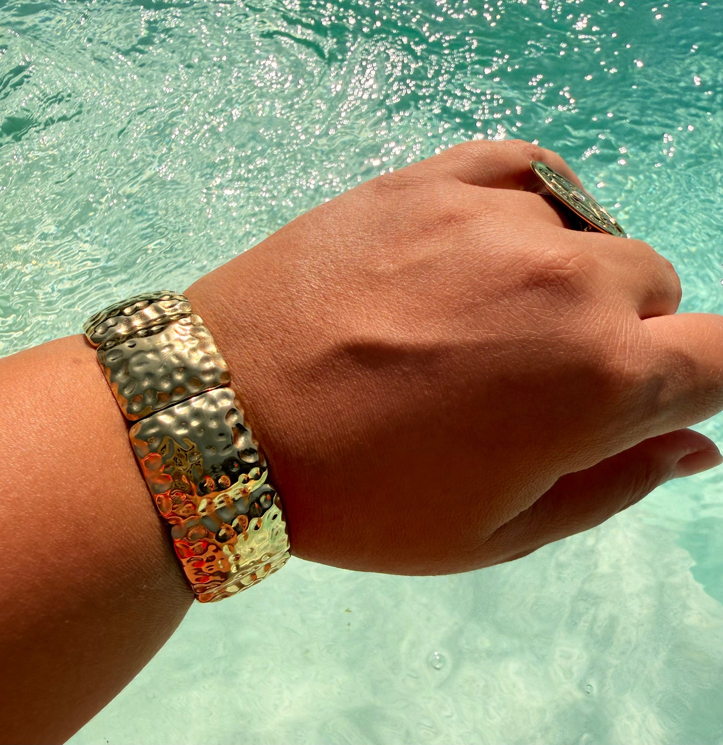 Le bracelet type manchette IRINA