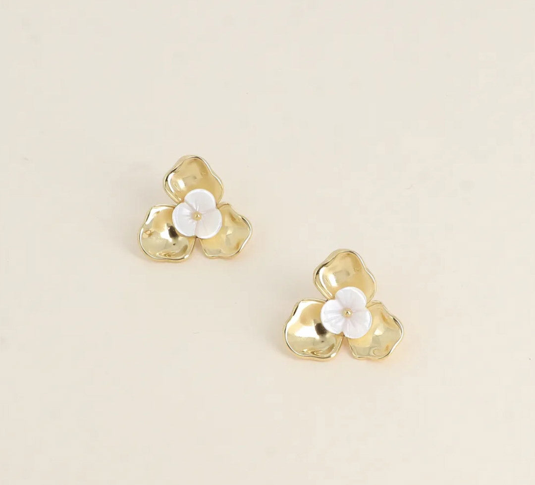 Les boucles d'oreilles FLORA