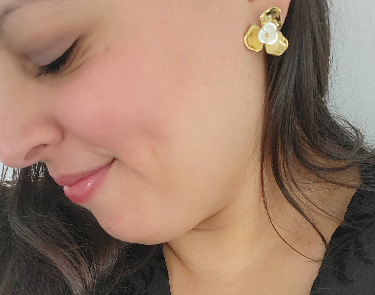 Les boucles d'oreilles FLORA