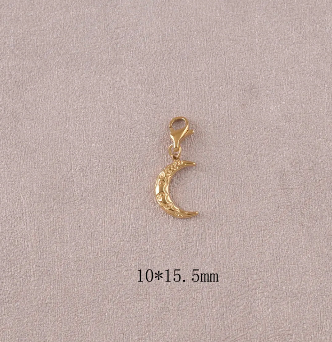 Le charm LUNE martelé