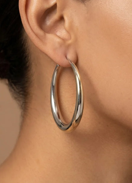 Les boucles d'oreilles TINA