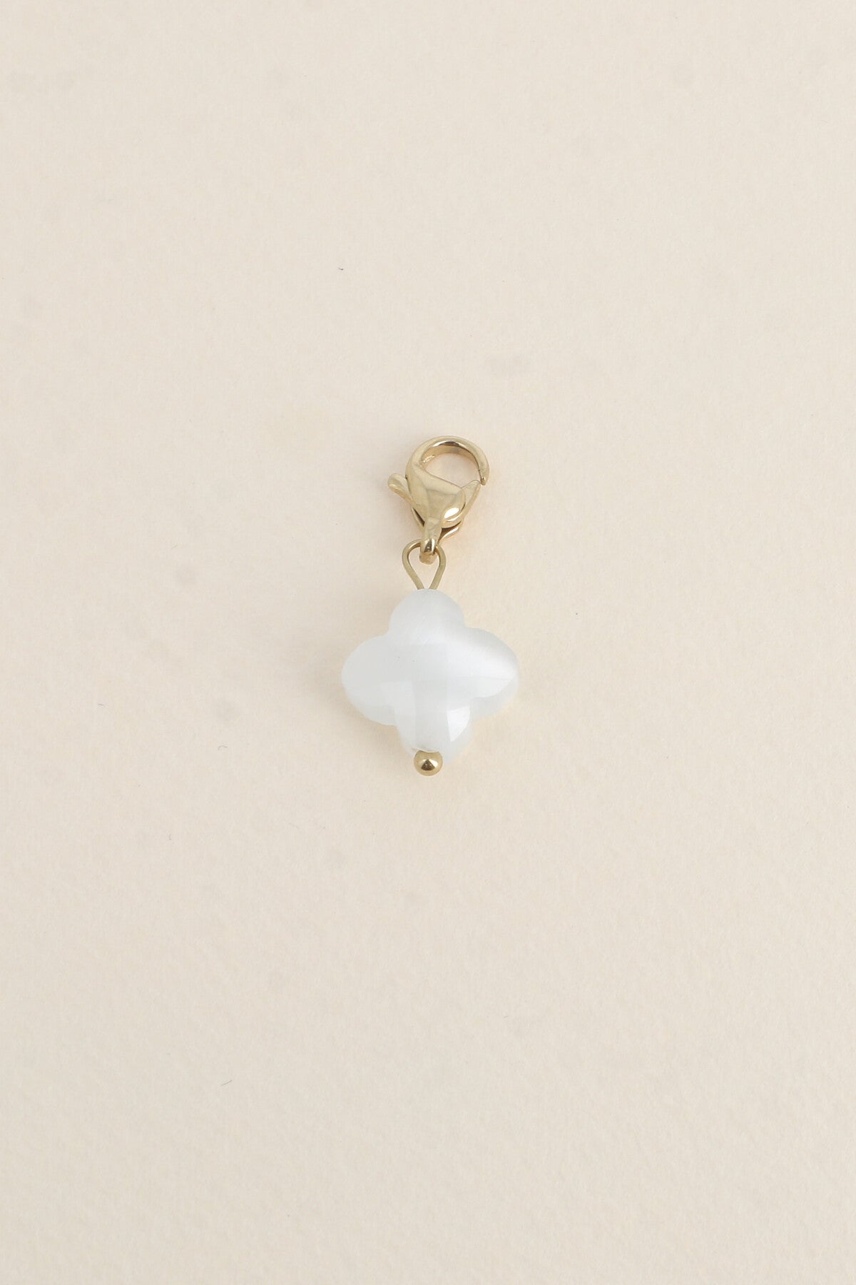 Le charm "trèfle" blanc - porte chance discret et raffiné