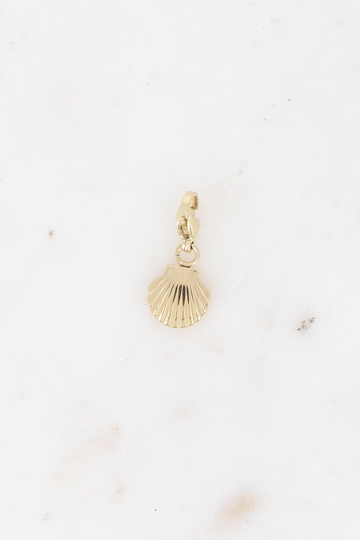 Le charm "Coquillage" - un souffle d'été à votre poignet